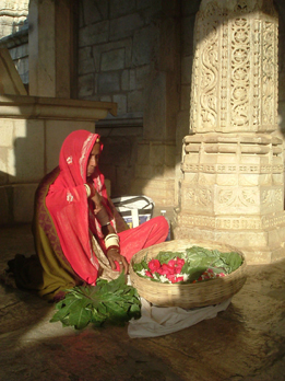 Venditrice fiori al tempio di Ranakpur, India
